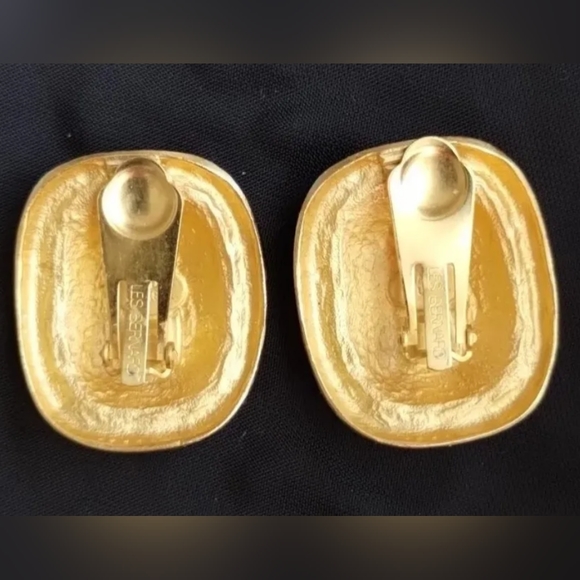 Vintage 90s LES BERNARD matte gold tone SHIELD earrings clip ons modernist glam - Picture 3 of 11